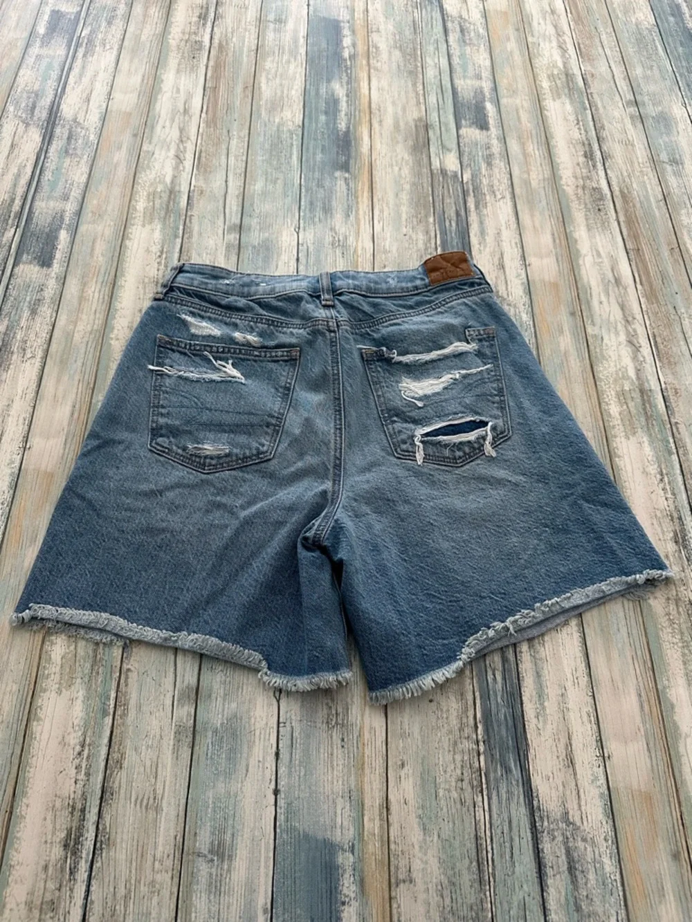 American Eagle Relaxed Mom Shorts Women's 4 Distressed Frayed Denim Long Blue